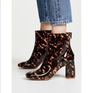 JAGGAR
Gloss Booties